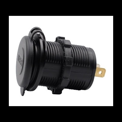 Tomada de energia automóvel preta com tampa