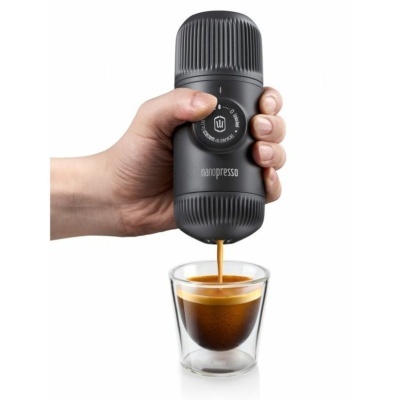 Máquina portátil de café Nanopresso extrai café para copo de vidro.
