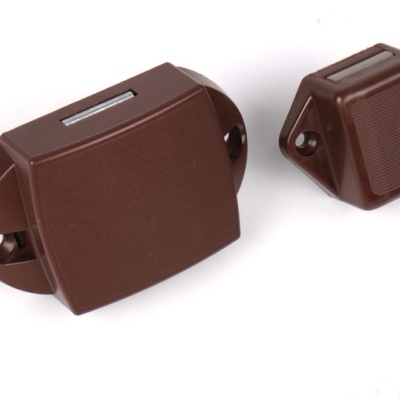 Dispositivos magnéticos marrons para portas ou janelas sobre fundo branco