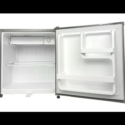 Mini frigorífico branco com porta aberta mostrando prateleiras e compartimentos