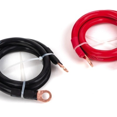 Cabos elétricos preto e vermelho com terminais metálicos