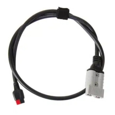 Cabo elétrico preto com conectores branco e preto nas extremidades