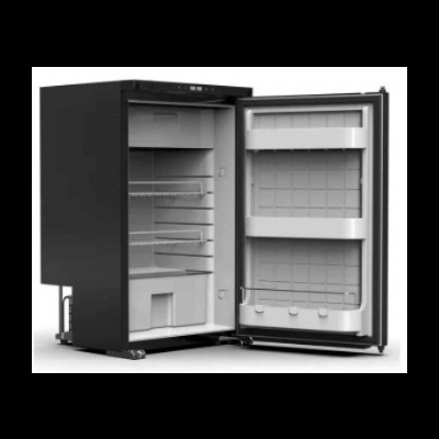 Frigorífico pequeno preto com porta aberta mostrando interior branco com prateleiras.