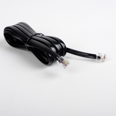 Cabo de rede Ethernet preto com conectores RJ45.