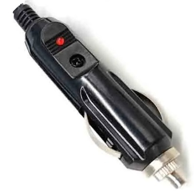 Tomada de isqueiro automóvel preta com ponta metálica