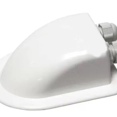 Caixa de derivação impermeável branca com conexões de cabos cinza