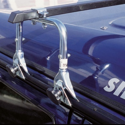 Suporte metálico cromado num carro azul com texto siriu na lateral