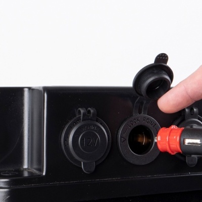 Bateria preta com porta 12V e plugue a ser inserido