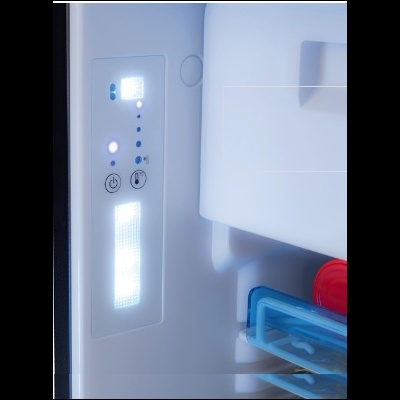 Painel de controlo iluminado dentro de frigorífico branco com prateleira azul e recipiente vermelho