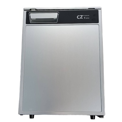 Máquina de lavar louça cinza prateada com painel preto e texto CZ Products E series