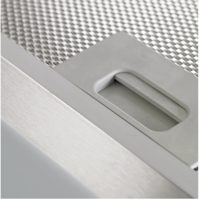 Grelha metálica prateada com pega retangular cinza e borda em aço escovado