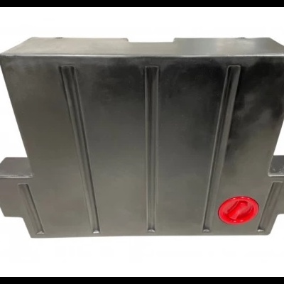 Bateria retangular preta com botão vermelho