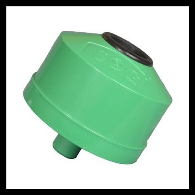 Peça plástica verde com formato cónico e tampa preta, texto em relevo 