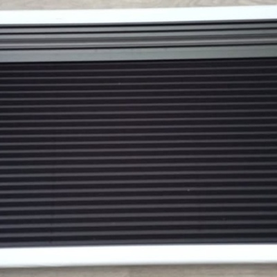 Tapete de entrada retangular preto com bordas de alumínio em chão de madeira