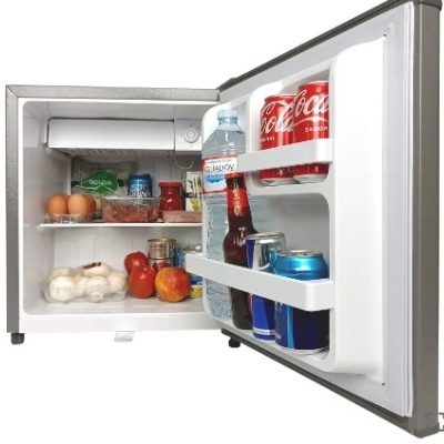 Frigorífico pequeno aberto com várias bebidas e alimentos no interior