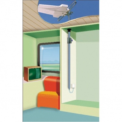 Interior de comboio com janela, poltrona laranja e ecrã verde