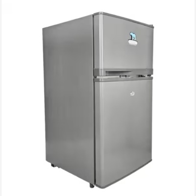 Frigorífico cinzento metálico com duas portas e logotipo de urso polar azul