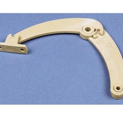 Peça plástica curva bege com orifícios para fixação sobre fundo azul