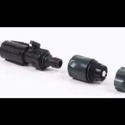 Tubo ou mangueira segmentada com conexões em plástico preto e cinza sobre fundo branco.