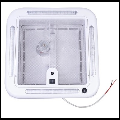 Plafon quadrado branco com vidro translúcido e fios expostos