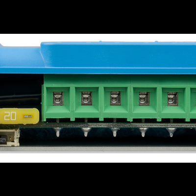 Dispositivo eletrônico com terminal verde e fusível amarelo em carcaça azul