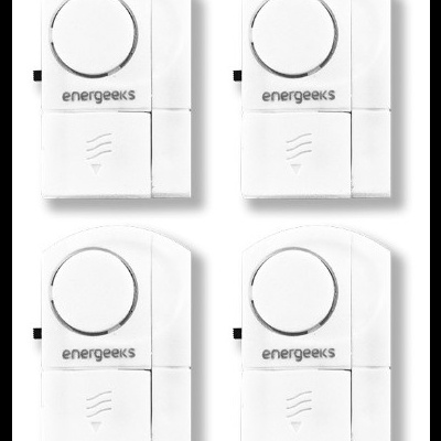 Dispositivos eletrónicos brancos com botão circular e marca energeeks