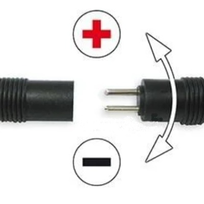 Cabo preto com conetores DC e símbolos de polaridade
