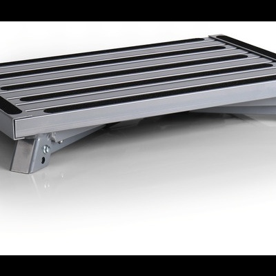 Suporte elevatório para calçado em metal cinza prateado com barras horizontais