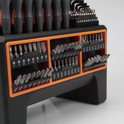 Conjunto de pontas de ferramentas metálicas organizadas em suporte preto e laranja
