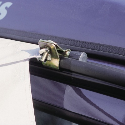 Suporte metálico com parafuso fixando faixa branca num vidro de carro roxo