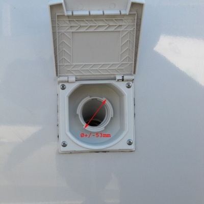 Abertura quadrada branca com tampa e orifício circular interno com texto em vermelho