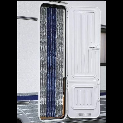 Porta branca de autocaravana aberta com cortina térmica rugosa e faixa azul na parede