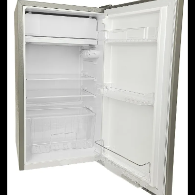 Frigorífico pequeno aberto com interior branco e prateleiras transparentes