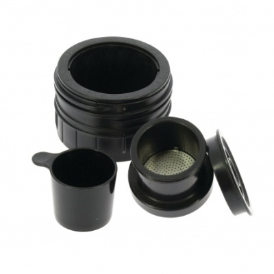 Conjunto preto de peças plásticas e filtro metálico para café sobre fundo branco