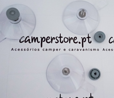 Ventosas transparentes com suportes metálicos e adaptadores cinzentos sobre fundo branco com texto.