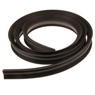 Fita de vedação preta enrolada sobre fundo branco