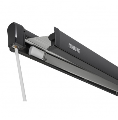toldo retrátil preto com marca THULE e cabo ligado numa extremidade