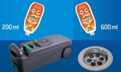 Dispositivo automático para sanita com frascos de limpeza laranja e grelha de escoamento.