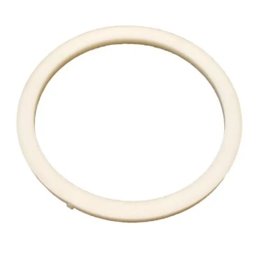 Anel branco liso em fundo branco