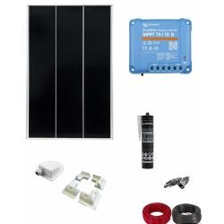 Kit com painel solar preto, controlador azul com texto, conversor branco, conectores, tubo preto e cabos vermelho e preto
