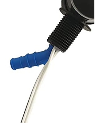 Cabo elétrico branco com conector preto e isolamento azul.