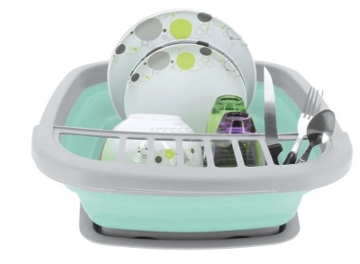 Escorredor de louça azul e cinza com pratos decorados, taças e talheres