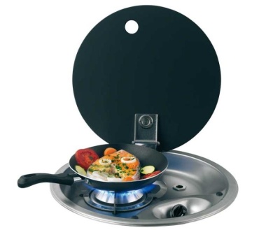 fogão portátil com frigideira a cozinhar peixe e legumes