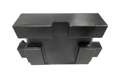 Bateria preta retangular com várias divisões em superfície branca