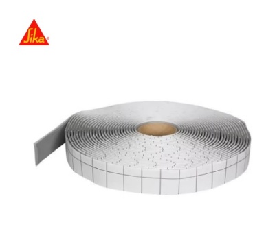 Rolo de fita adesiva branca quadriculada da marca Sika