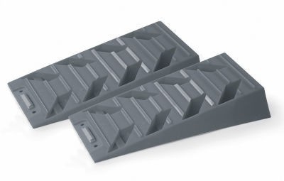 Par de rampas cinza de plástico com relevos e furos para fixação