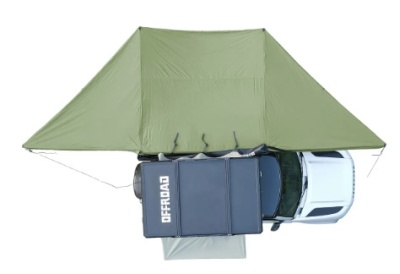 Tenda de campismo verde ao lado de uma viatura branca com estrutura preta no tejadilho com texto OFFROAD.
