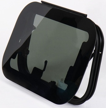 Vidro temperado escurecido com bordas arredondadas e estrutura preta