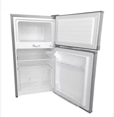 Frigorífico pequeno aberto com interior branco e exterior cinzento prateado