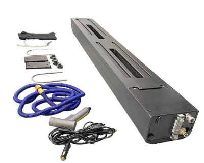 Dispositivo preto comprido com acessórios, incluindo corda azul e cabos pretos, em fundo branco.